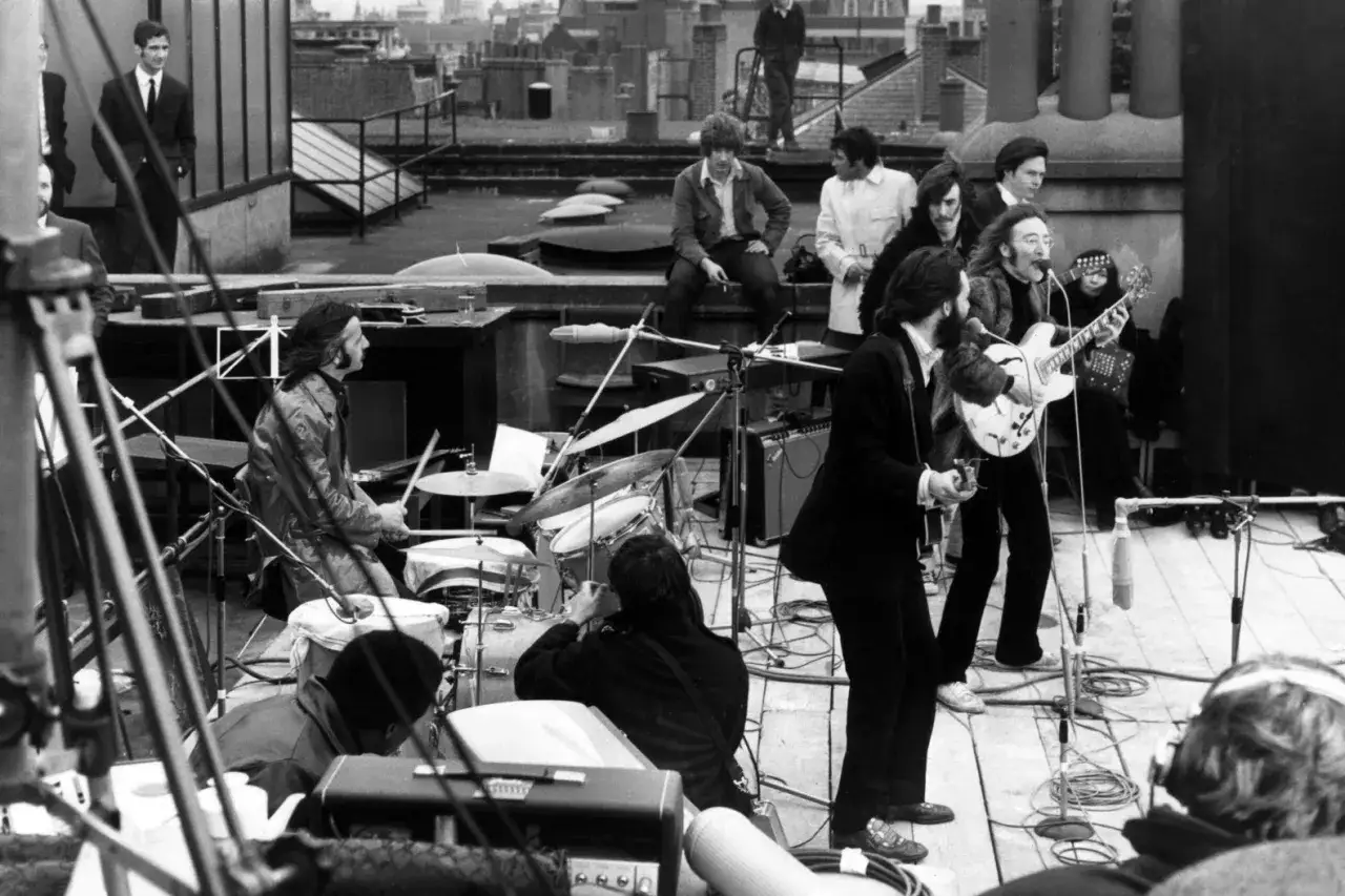 The Beatles spelade på ett tak i London. Ringo Starr spelade trummor, John Lennon sjöng och spelade gitarr. Detta var The Beatles sista spelning.