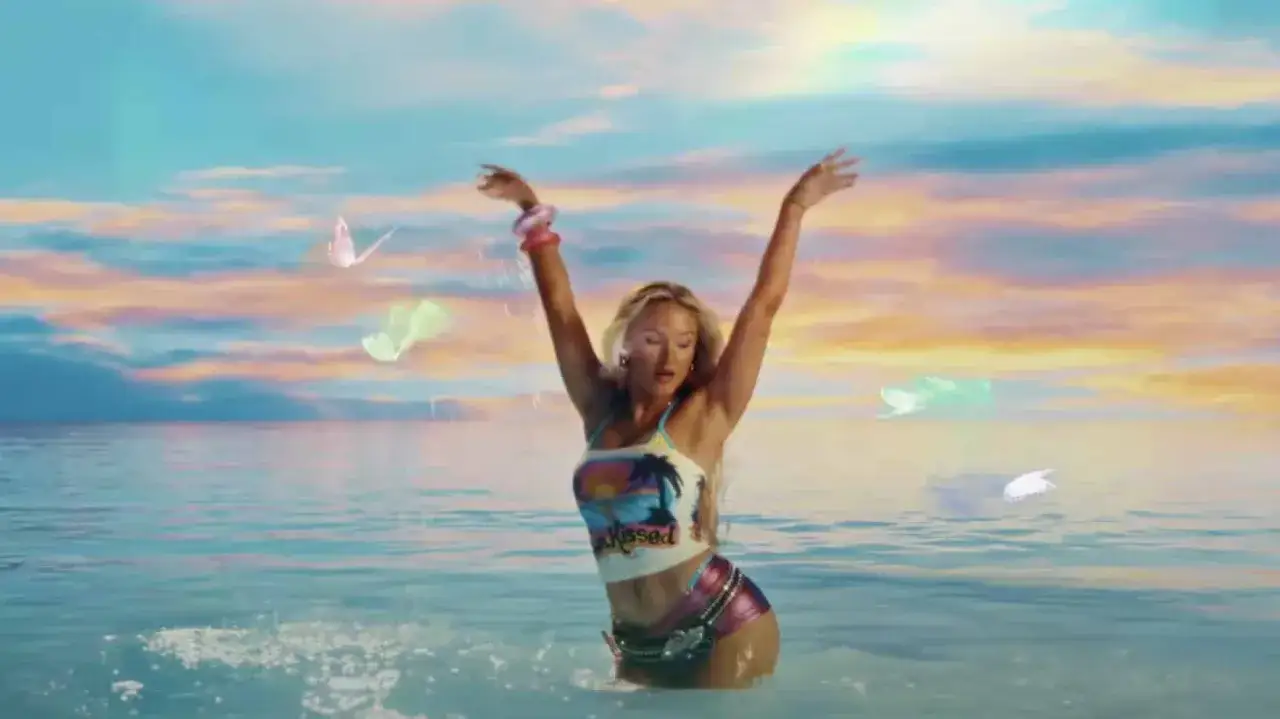 Zara Larsson i vattnet med fjärilar runt sig, en scen från hennes nya låt.