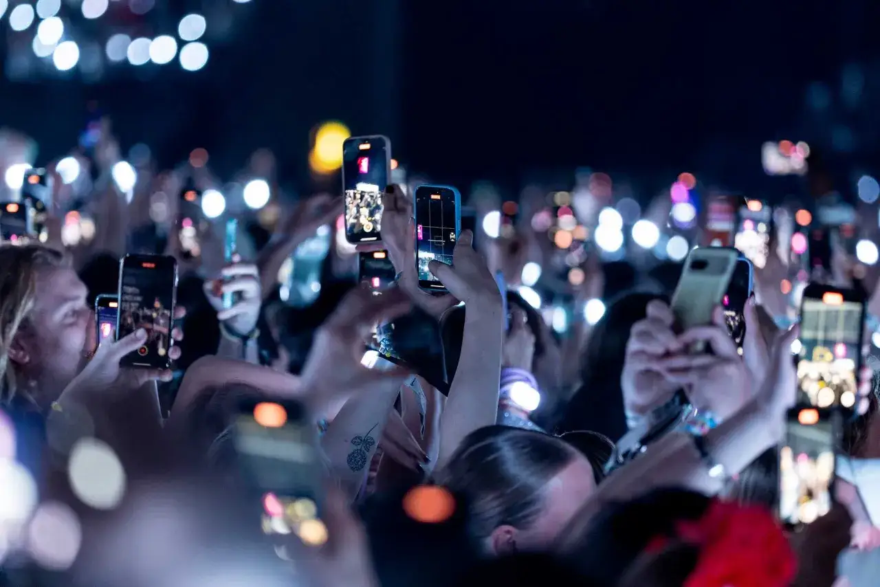 Publiken filmar med sina mobiler, undrar hur mycket kostar Taylor Swift biljetter för att se henne live.
