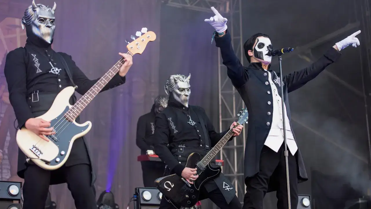 Bandmedlemmar med masker och svarta kläder spelar på scen. Hårdrock på export, en svensk succé.