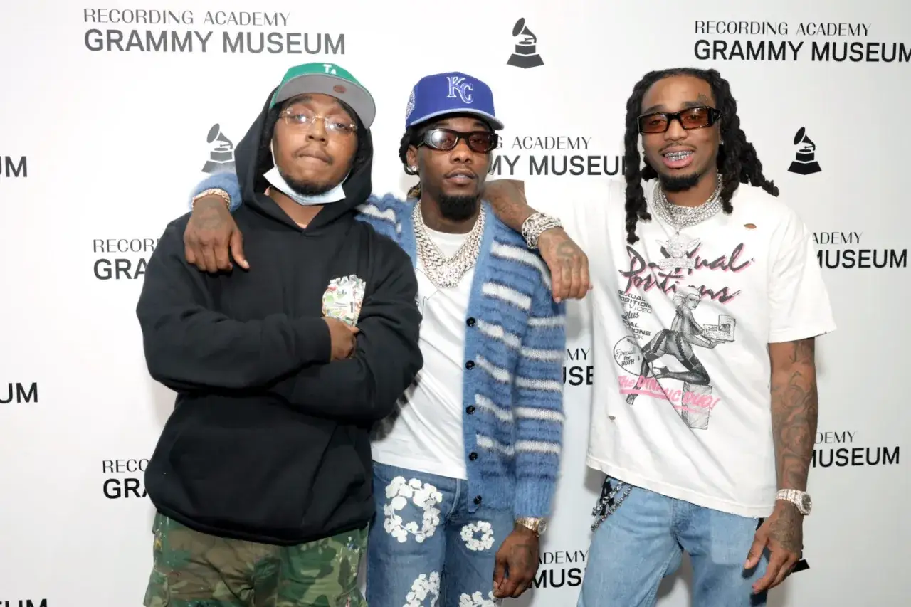 Medlemmar av Migos poserar framför Grammy Museum.
