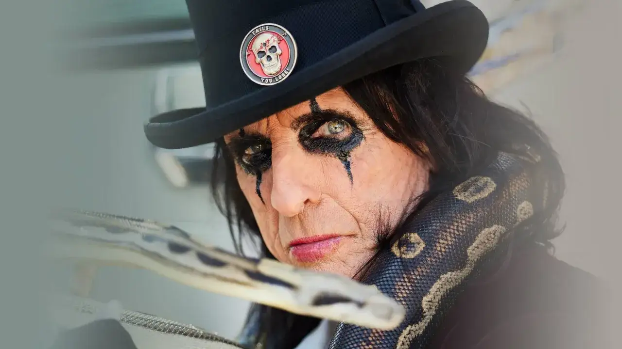 Alice Cooper i Sverige, med orm runt halsen och ikonisk sminkning. En legendarisk rockikon redo för scenen.