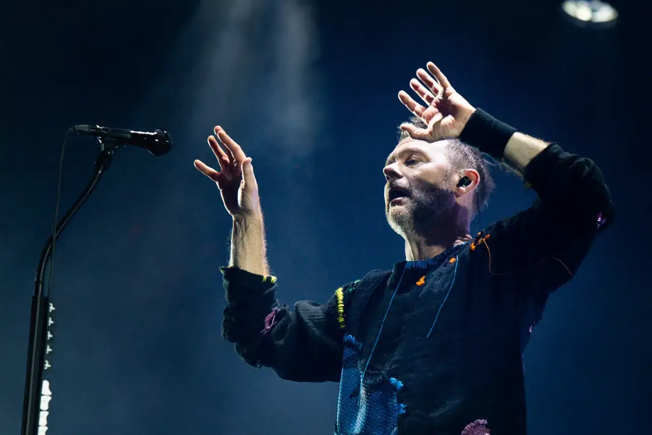 Jocke Berg på scen, med händerna uppåt som en spöklik gest.