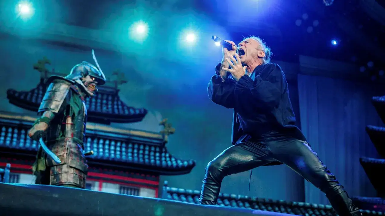 Bruce Dickinson sjunger intensivt framför en samurajfigur på scenen under Iron Maiden Ullevi.