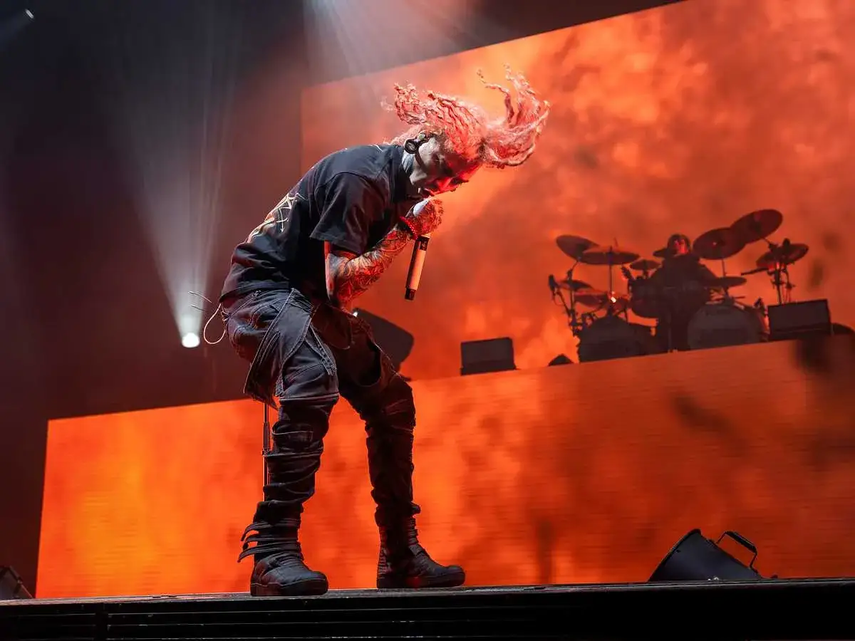 Lorna Shore Sverige: sångaren med flammande hår och tatueringar sjunger intensivt på scenen, bakom trummisen.