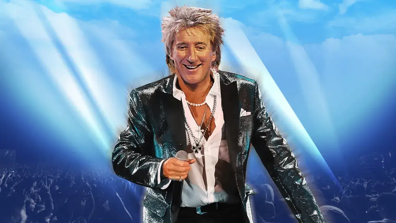 Rod Stewart i Stockholm, glittrig kavaj, mikrofon i hand, publik i bakgrunden.