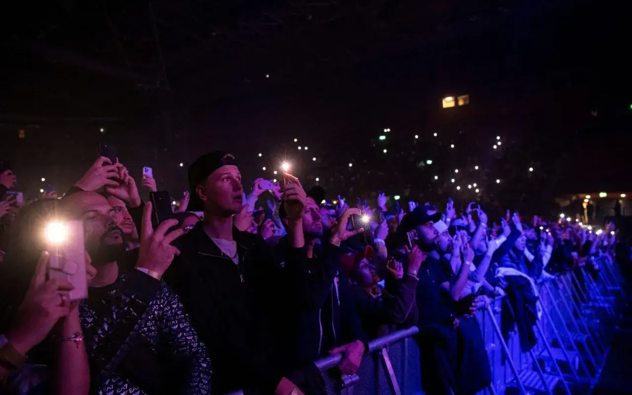 Publik i Sverige lyser upp arenan med sina mobiler under en konsert. Kanske 50 Cent spelar?