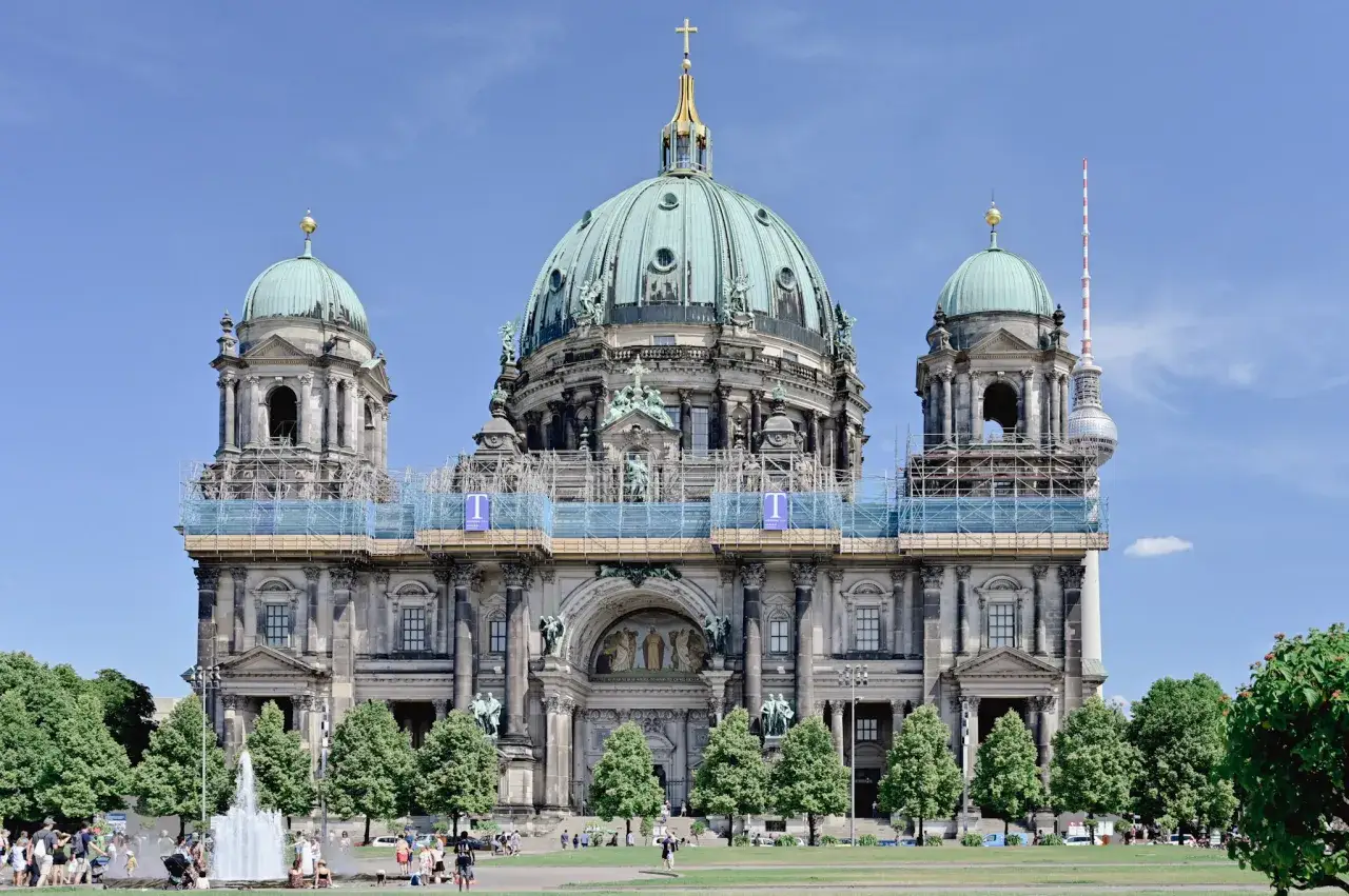 Berlins domkyrka med sina imponerande kupoler, ett måste när man undrar vad ska man se i Berlin.