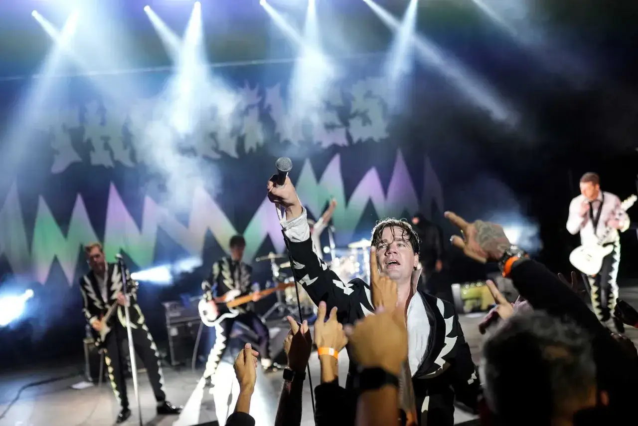 The Hives recension: Pelle Almqvist leder bandet på scenen, publiken jublar.