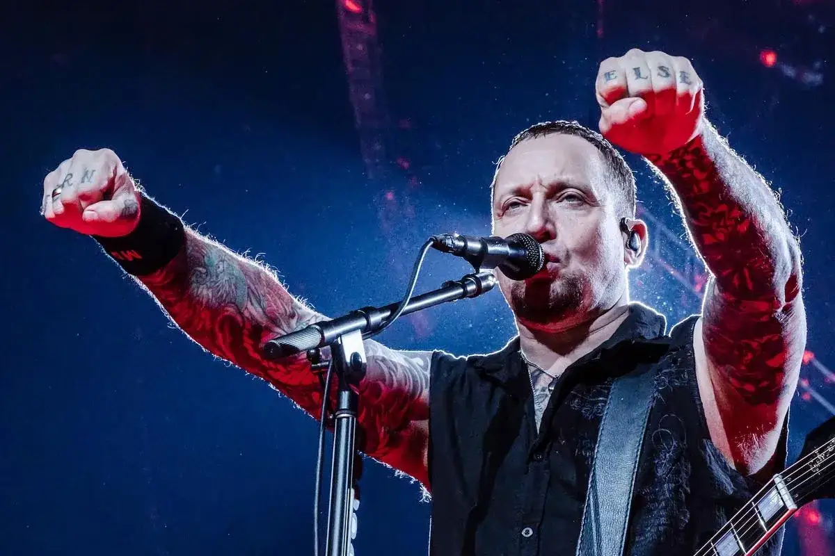 Michael Poulsen, en av medlemmar av Volbeat, sjunger passionerat med knutna nävar i luften.