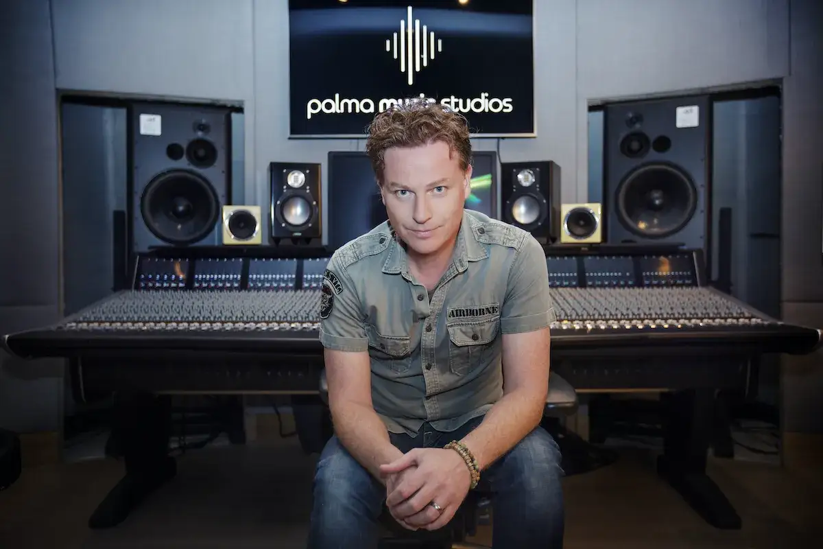 Sveriges mest beundrade man sitter framför ett stort mixerbord i en inspelningsstudio, omgiven av högtalare.