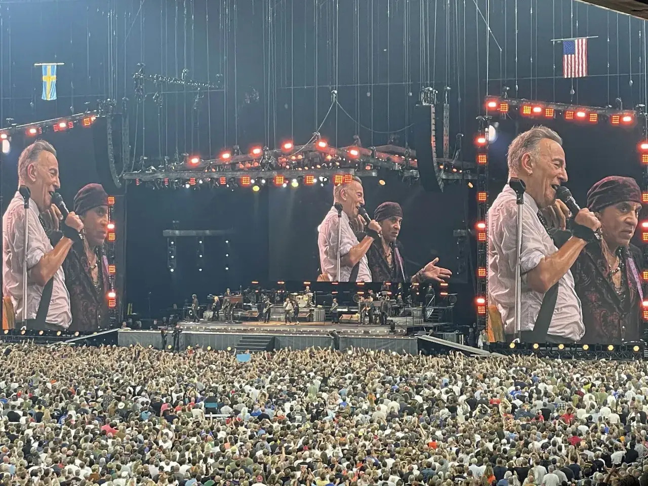 Bruce Springsteen och Stevie Van Zandt, medlemmar av E Street Band, uppträder framför en stor publik.