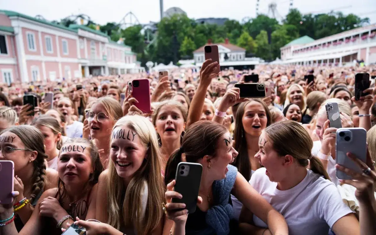 Publiken jublar på Liseberg, många med