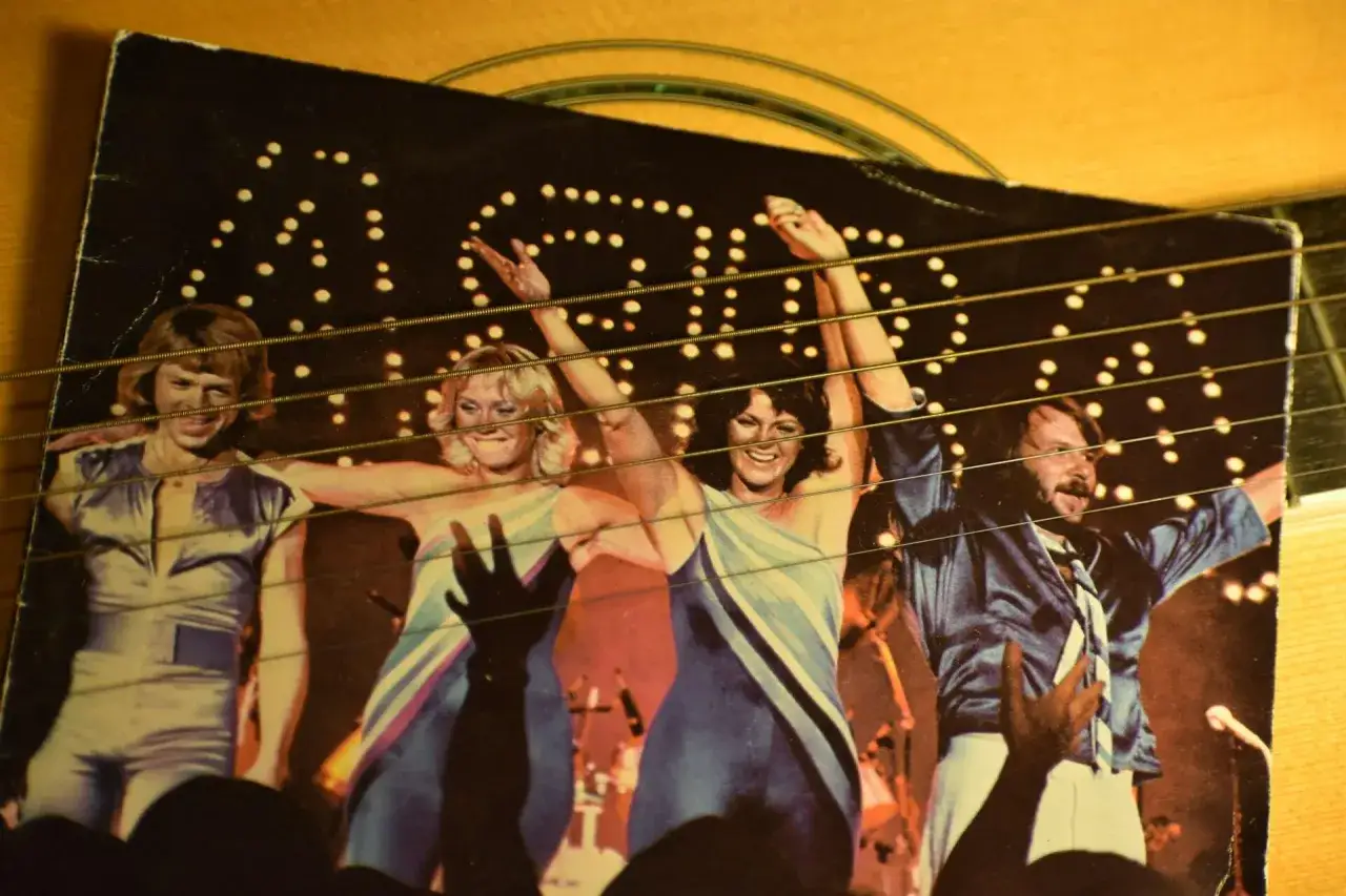 ABBA på en skiva, en påminnelse om hur många gånger Sverige har vunnit Eurovision Song Contest.