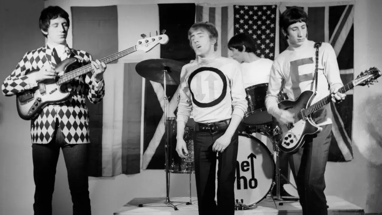 Medlemmar av The Who uppträder med sina instrument. Roger Daltrey sjunger, Pete Townshend spelar gitarr, John Entwistle spelar bas och Keith Moon sitter vid trummorna.