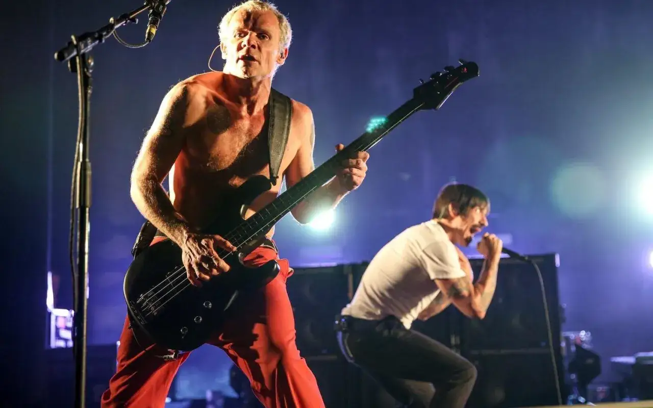 Flea spelar bas och Anthony Kiedis sjunger på scenen under en konsert med Red Hot Chili Peppers i Sverige.