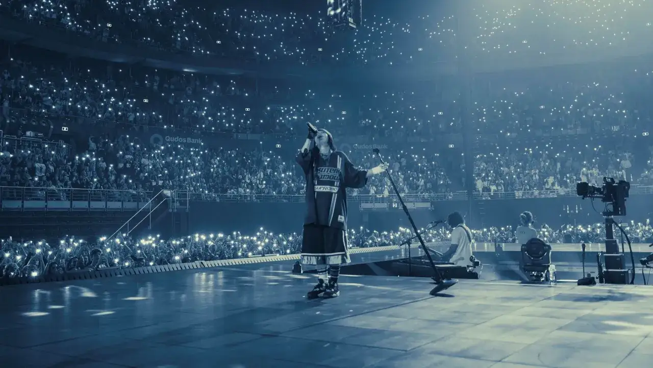 Billie Eilish konsert med publiken som lyser upp arenan med sina mobiltelefoner. En magisk stämning.