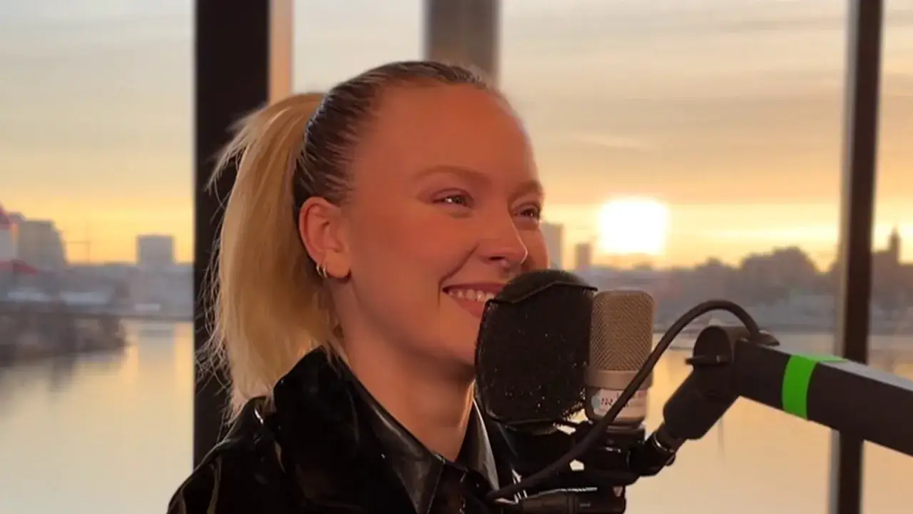 Zara Larsson i Stockholm, med solnedgång över staden och mikrofoner redo för inspelning.