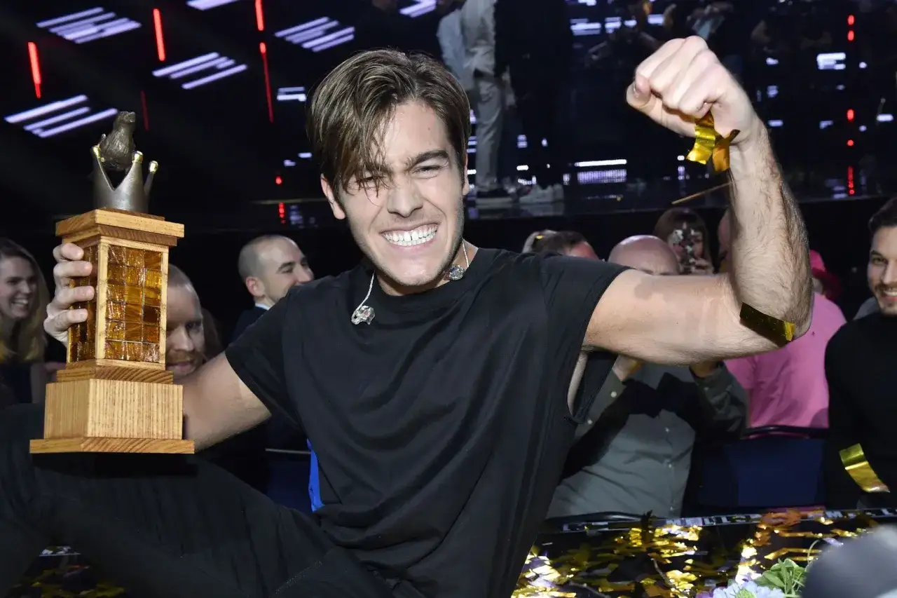 Benjamin Ingrosso firar sin vinst med en pokal, en triumf som påminner om hans framgångar i Eurovision.