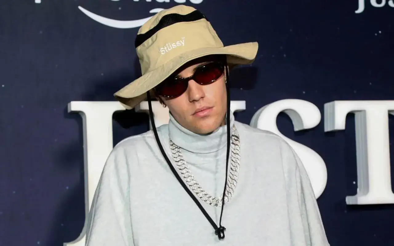 Justin Bieber i Sverige, med hatt och solglasögon, redo för en stor händelse.