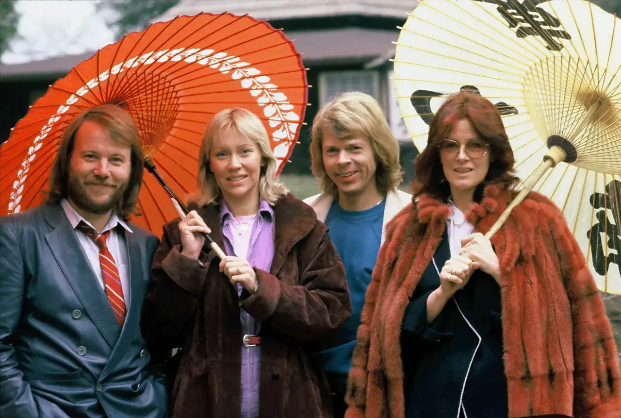 ABBA med paraplyer, en ikonisk bild som väcker minnen av deras bästa abba låtar lista.