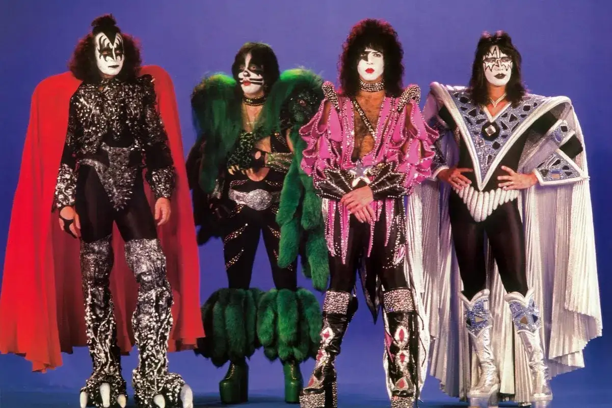 Medlemmar av KISS i sina ikoniska scenkläder och smink. Från vänster: Gene Simmons, Peter Criss, Paul Stanley och Ace Frehley.