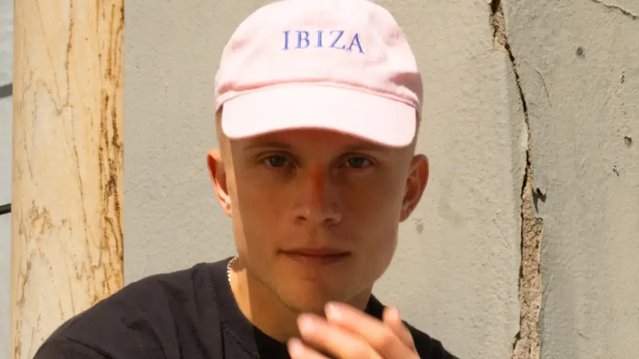 Elias Hurtig från Hov1 bär en ljusrosa keps med texten 