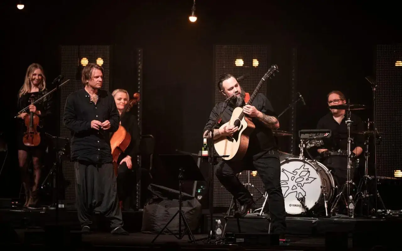 Medlemmar av Takida uppträder på scen med gitarr, cello, fiol och trummor.