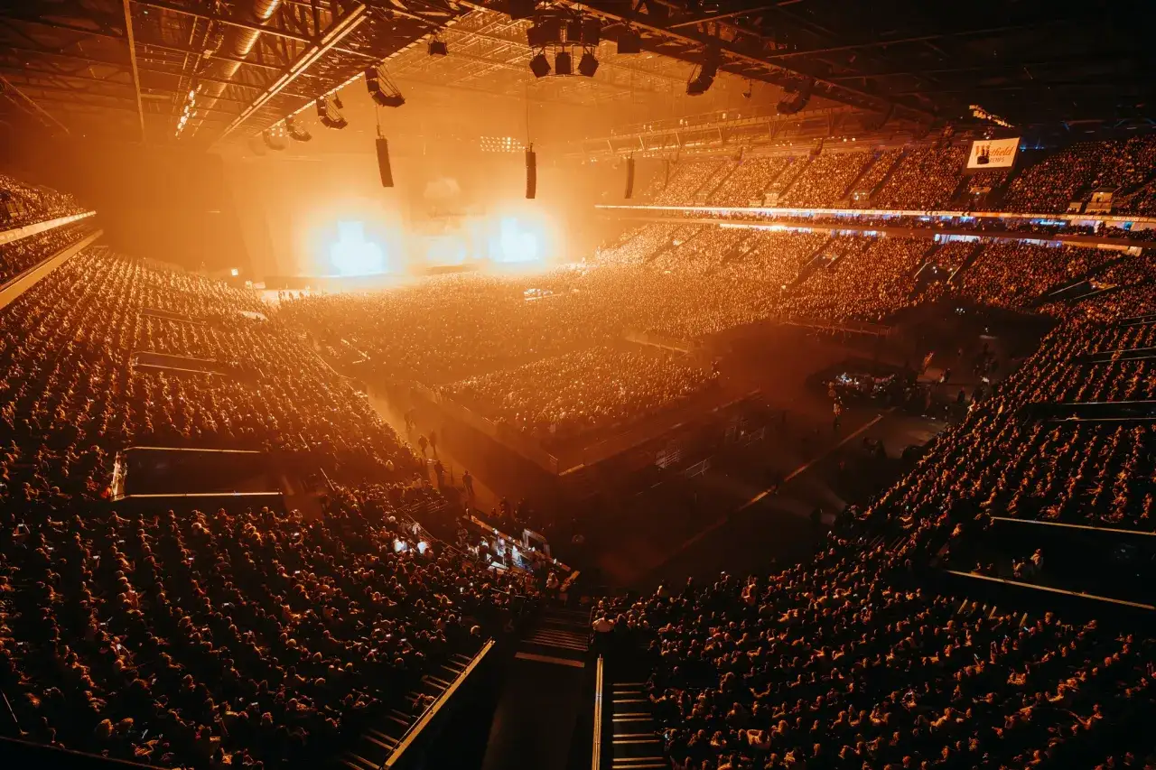 En enorm publik njuter av en ljus och dramatisk celine dion konsert.