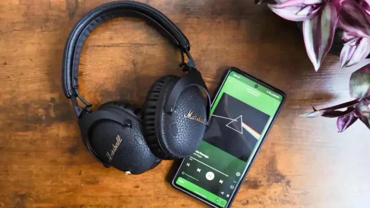 Marshall-hörlurar och en mobil med Spotify-appen som visar 
