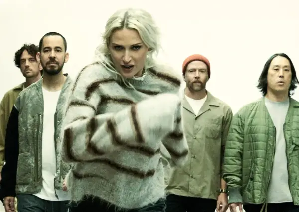 En grupp människor, inklusive sångare från Linkin Park, står i en rad.