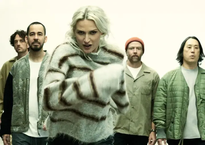 En grupp människor, inklusive sångare från Linkin Park, står i en rad.