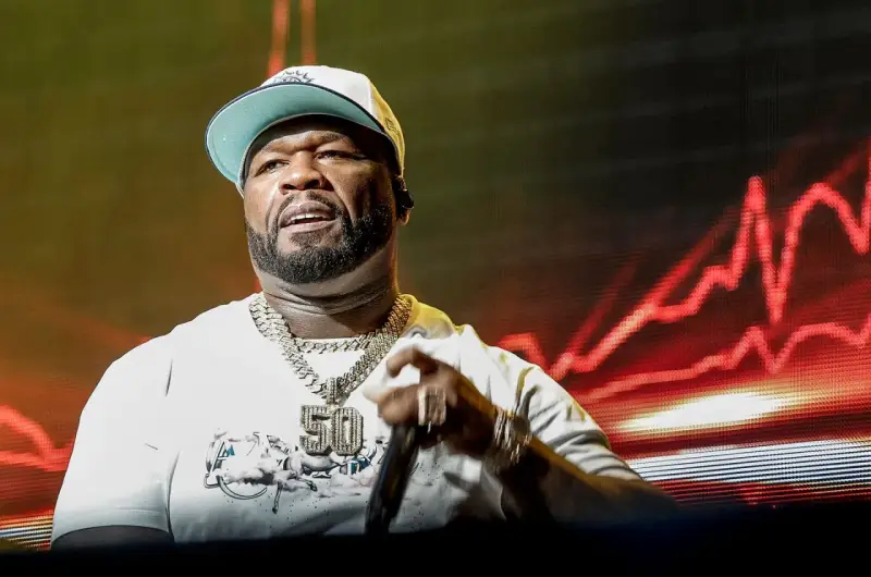 50 Cent på scen i Sverige, med en stor kedja och keps.