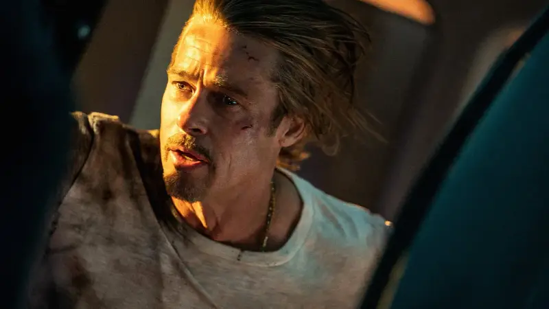 Brad Pitt som Ladybug, en olycksdrabbad lönnmördare, i filmen Bullet Train. Han ser ut att vara i fara.